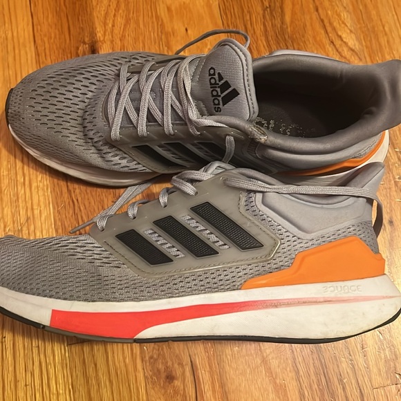 Elevate your performance & style with these exceptional running shoes. - Picture 5 of 5